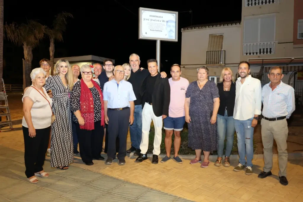 Venta Espinosa celebra una verbena y homenajea a su primer vecino